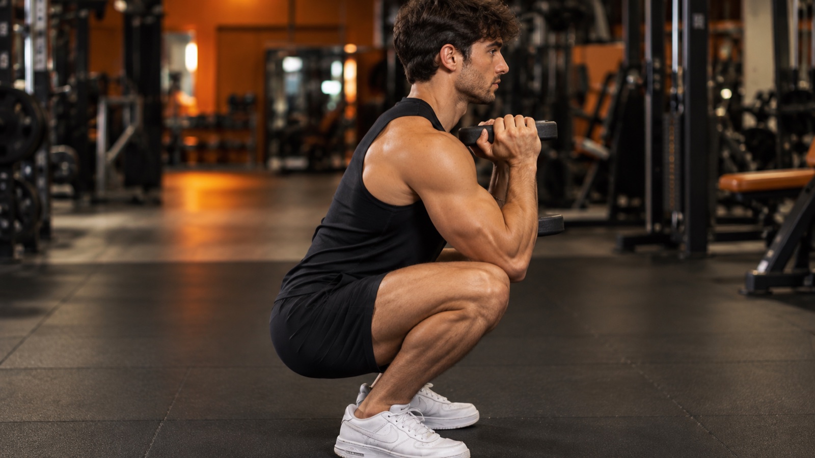 Goblet squat — esecuzione corretta, vista laterale